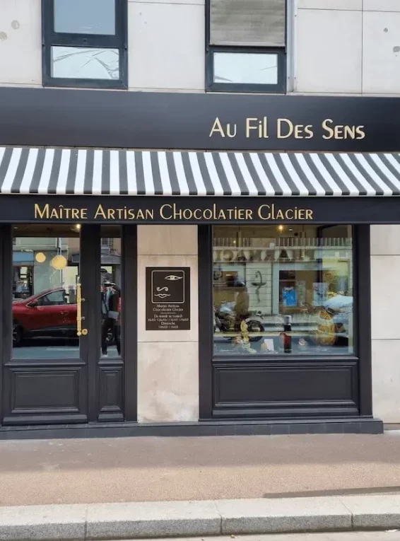 Lettres découpées, store et lambrequin pour le chocolatier Au Fil Des Sens, réalisés par Atelier Gambetta