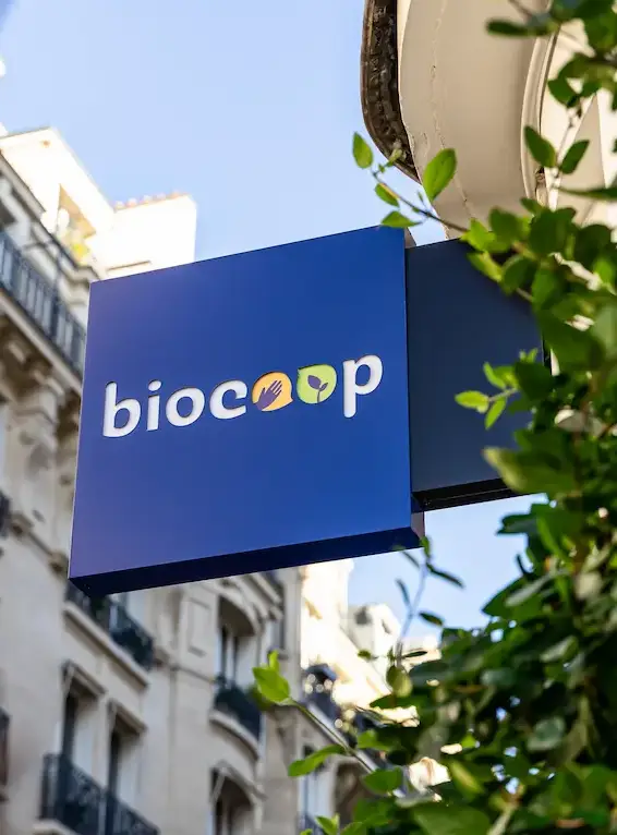 Enseigne drapeau pour Biocoop, réalisée par Atelier Gambetta