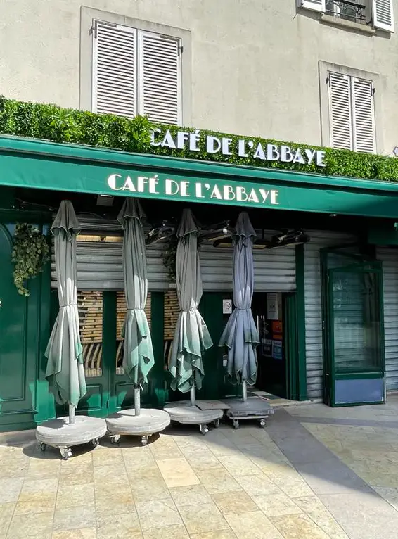 Lettres découpées, store et lambrequin pour Cafe de l'abbaye, réalisés par Atelier Gambetta