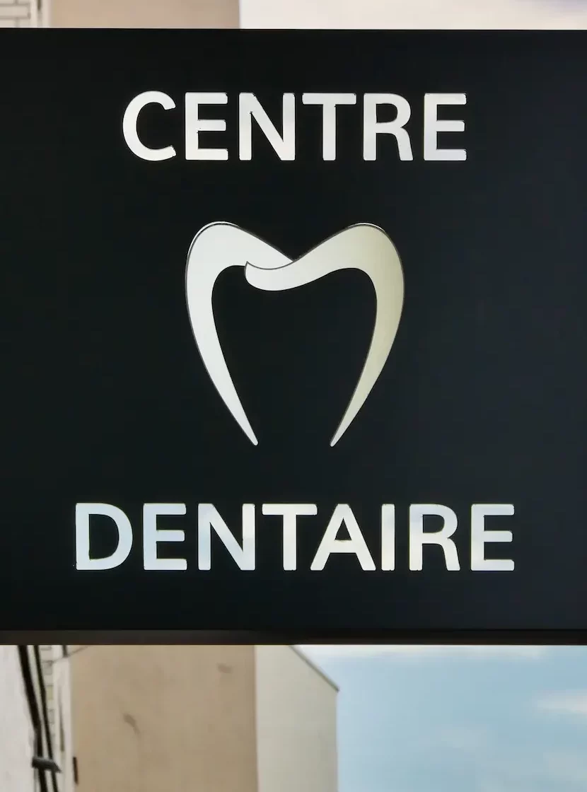 Enseigne drapeau pour le Centre Dentaire, réalisée par Atelier Gambetta