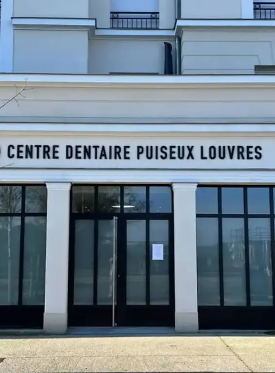 Lettres découpées et vitrophanie pour Le centre dentaire puiseux louvres, réalisées par Atelier Gambetta