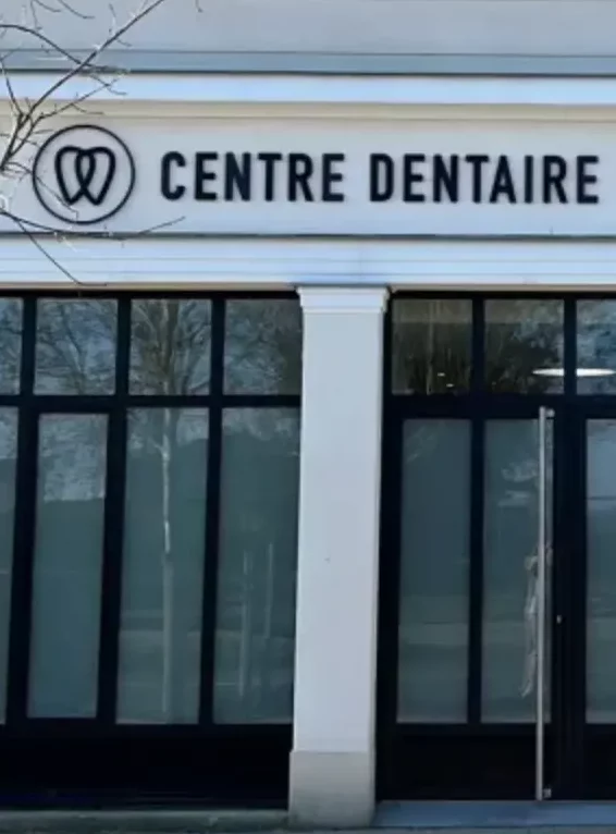 Lettres découpées et vitrophanie pour le centre dentaire Puiseux Louvres, réalisées par Atelier Gambetta