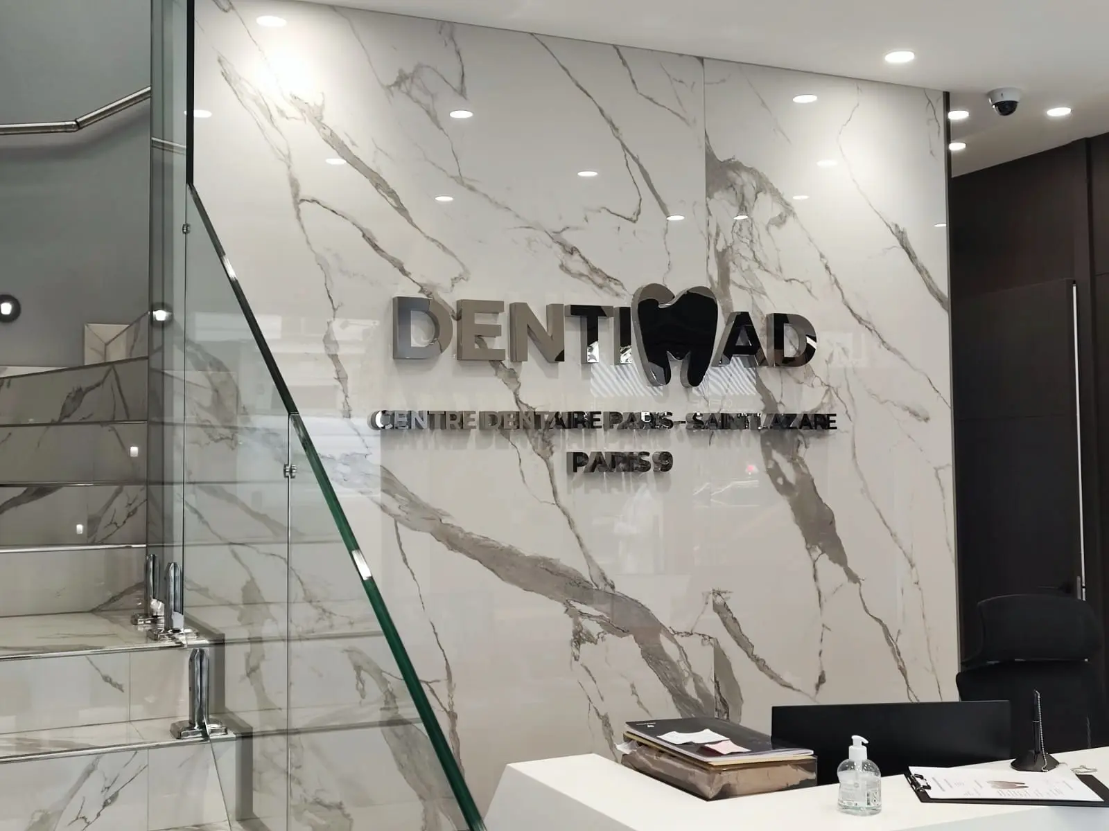 Lettres découpées pour Dentimad, réalisées par Atelier Gambetta