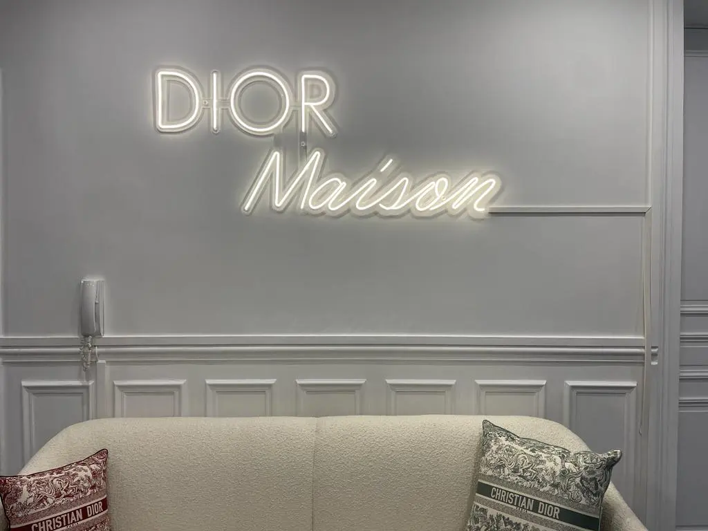 Néon pour Dior, réalisé par Atelier Gambetta