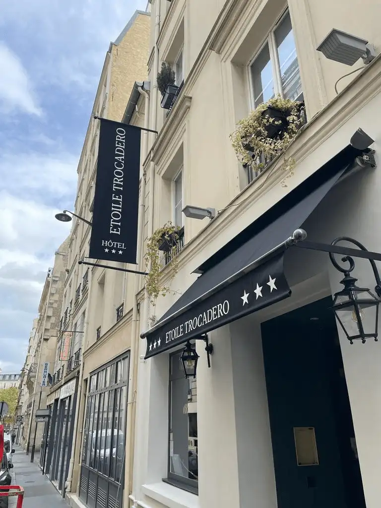 Enseigne drapeau, store et lambrequin pour l'hôtel Etoile Trocadero, réalisés par Atelier Gambetta