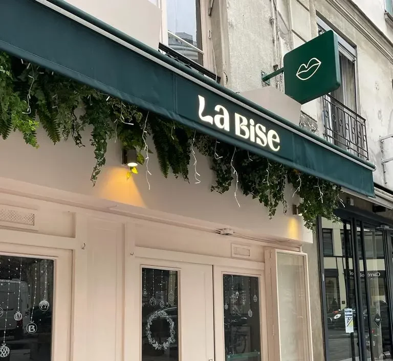 Enseigne drapeau et store pour le restaurant La Bise, réalisée par Atelier Gambetta