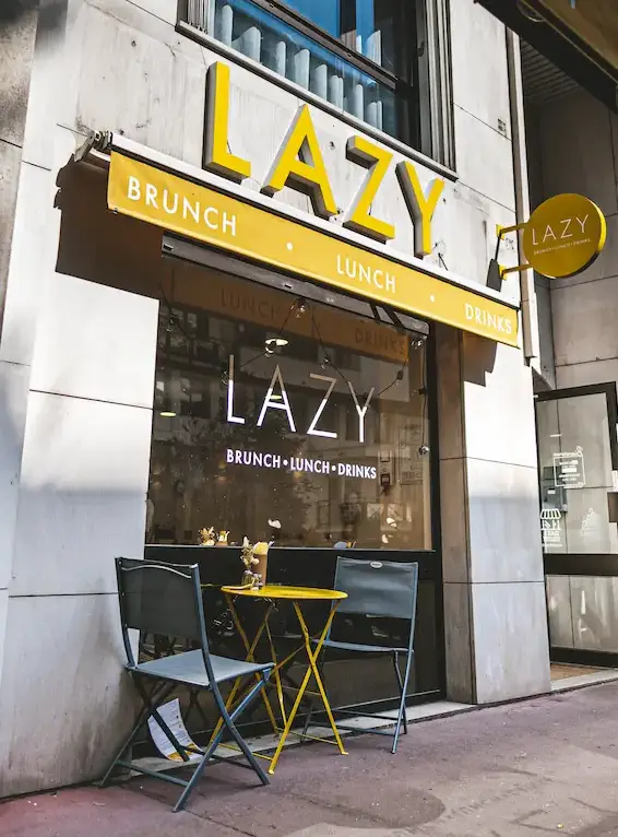 Lettres boitiers, enseigne drapeau, vitrophanie et store pour Lazy brunch réalisés par Atelier Gambetta