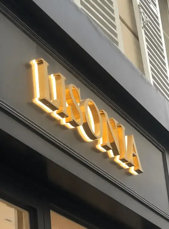 Signalétique Lettres découpées lumineuses pour Lisonia, réalisées par Atelier Gambetta