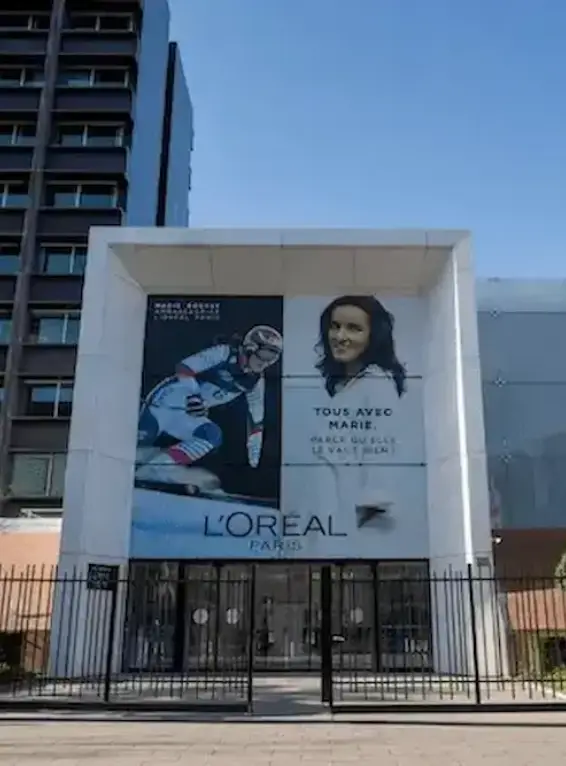 Vitrophanie pour L'oreal, réalisée par Atelier Gambetta