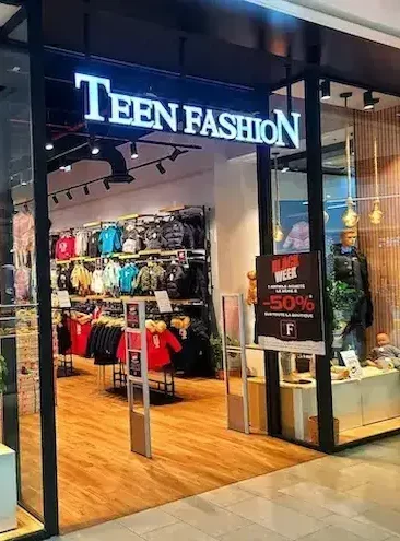 Lettres découpées lumineuses pour Teen Fashion, réalisées par Atelier Gambetta