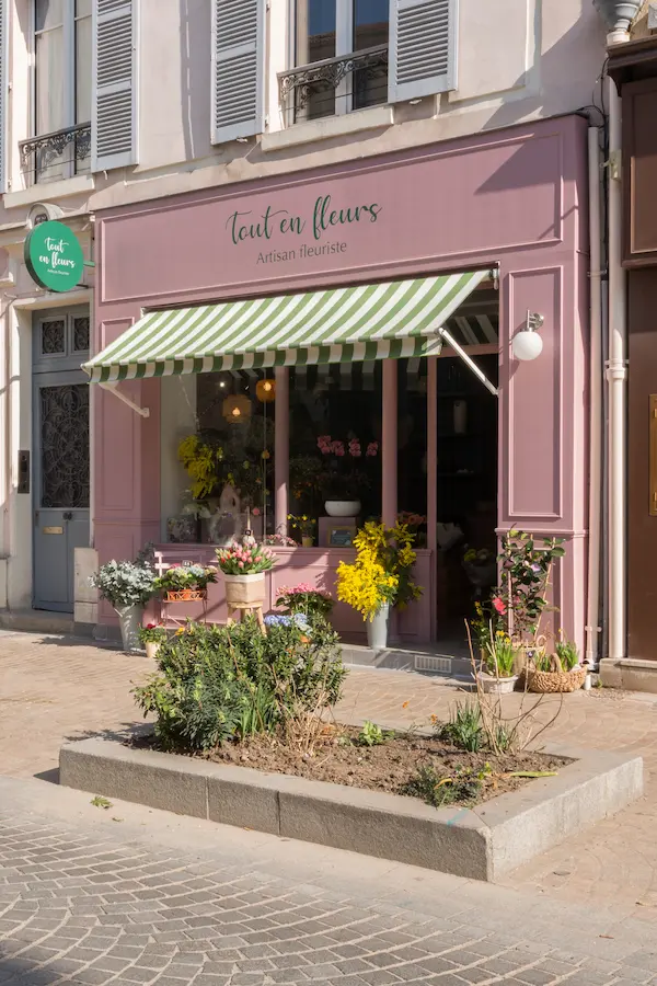 Store et lambrequin pour Tout en fleurs, réalisés par Atelier Gambetta