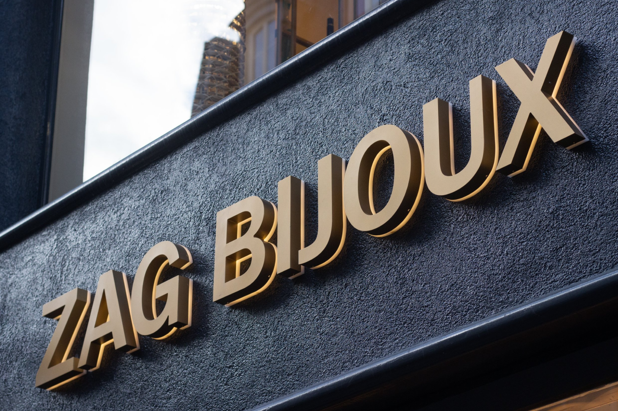 Lettres découpées lumineuse pour Zag Bijoux, réalisées par Atelier Gambetta