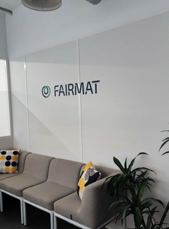 Signalétique vitrophanie entreprise Fairmat, par atelier gambetta