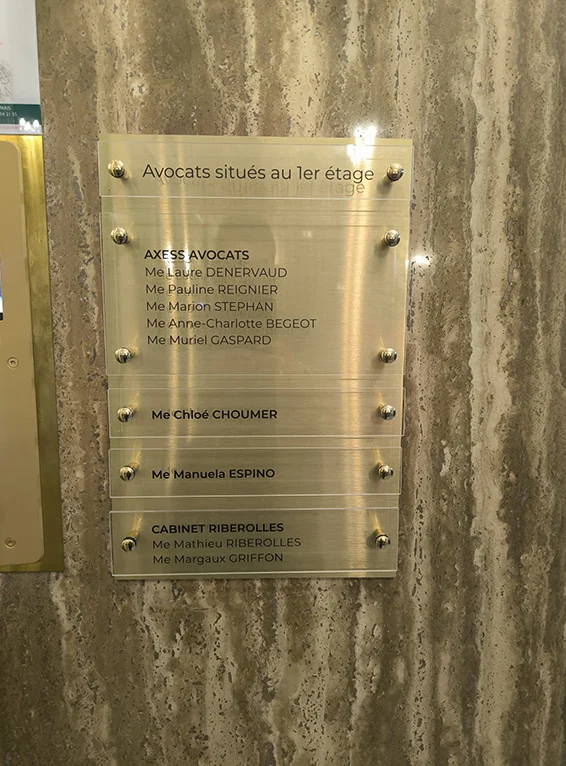 Plaque professionnelle pour Axess avocats, réalisée par Atelier Gambetta