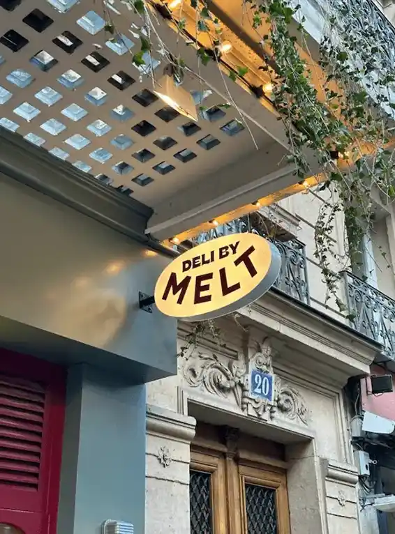 Enseigne drapeau pour Deli by melt, réalisé par Atelier Gambetta