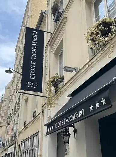 store et enseigne drapeau kakemono hotel etoile trocadero par atelier gambetta