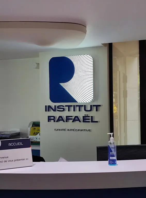 Signalétique lettres découpées institut rafael, réalisé par atelier gambetta