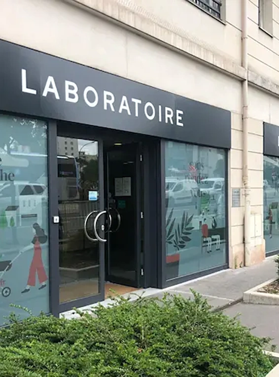 Vitrophanie pour Le laboratoire, réalisée par Atelier Gambetta