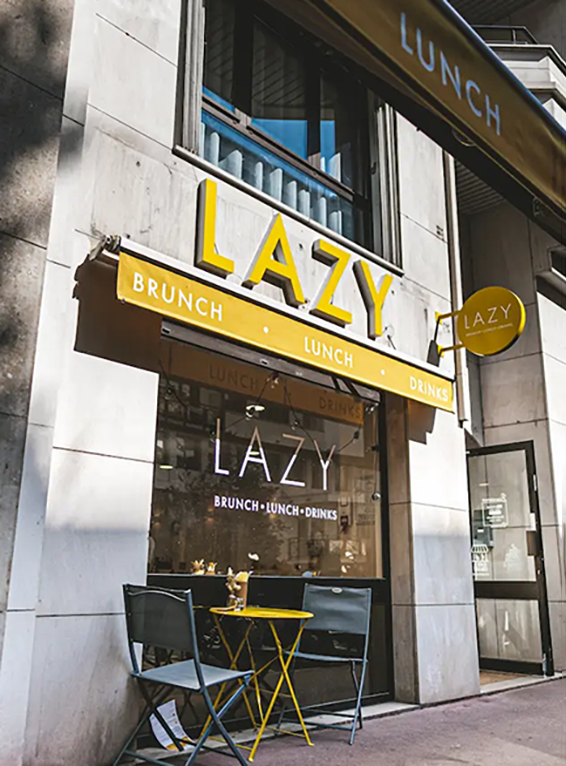 Lettres découpées, enseigne drapeau pour Lazy brunch, réalisées par Atelier Gambetta