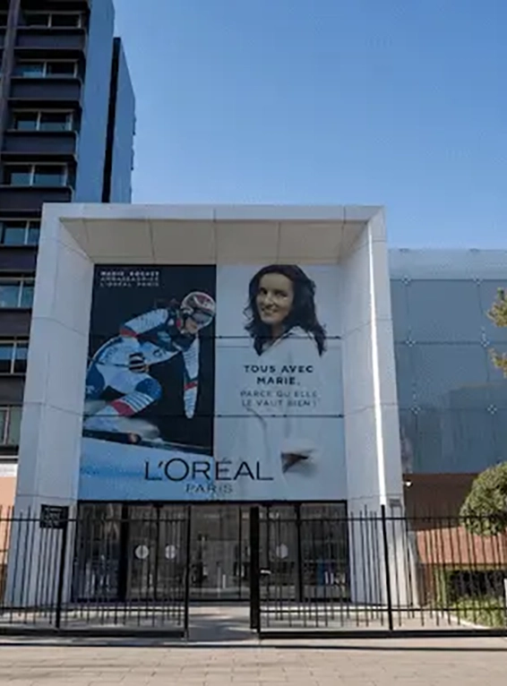 Vitrophanie pour L'oreal, réalisée par Atelier Gambetta