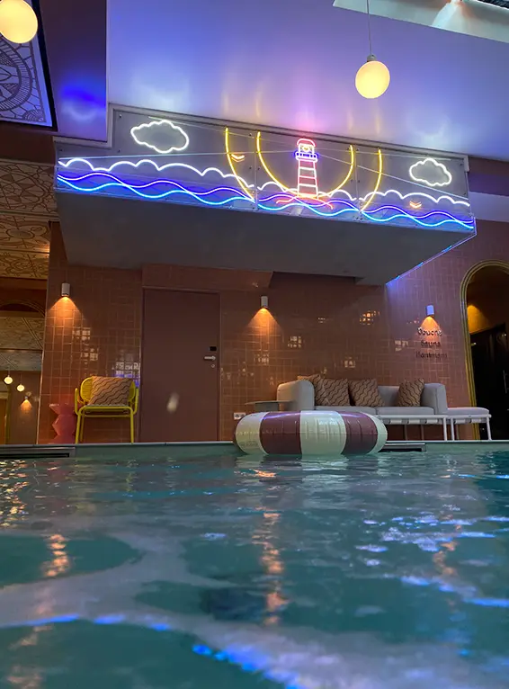 Néon pour Mama shelter piscine, réalisé par Atelier Gambetta