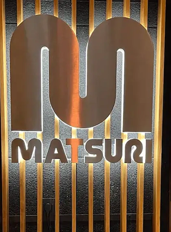 Logo lumineux pour Matsuri, réalisé par Atelier Gambetta