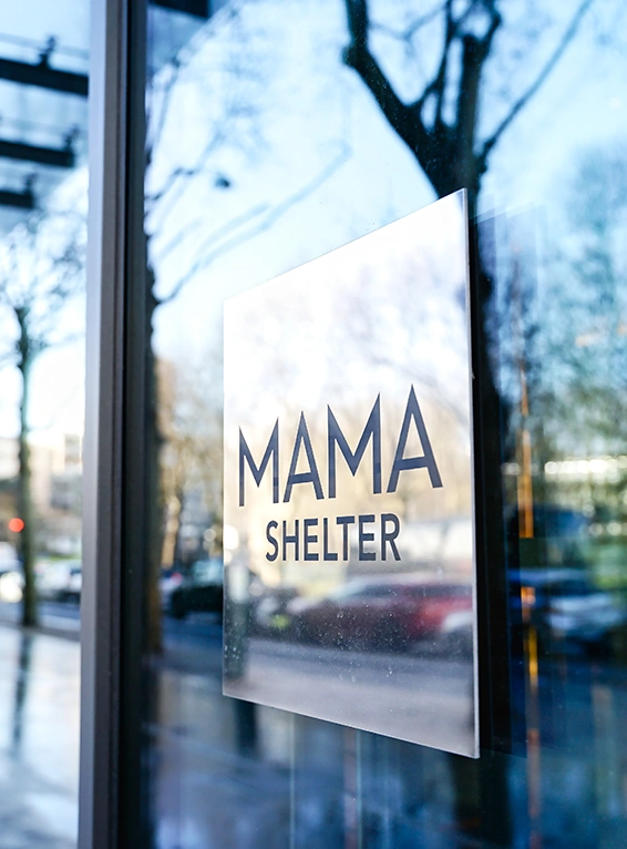 signalétique plaque profesionnelle mama shelter, par atelier gambetta