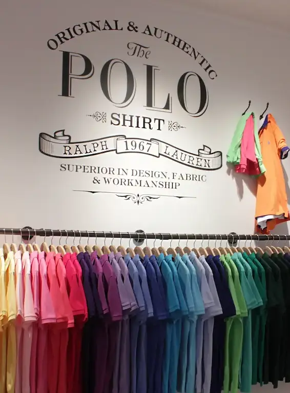 Sticker mural pou Ralph Lauren, réalisé par Atelier Gambetta