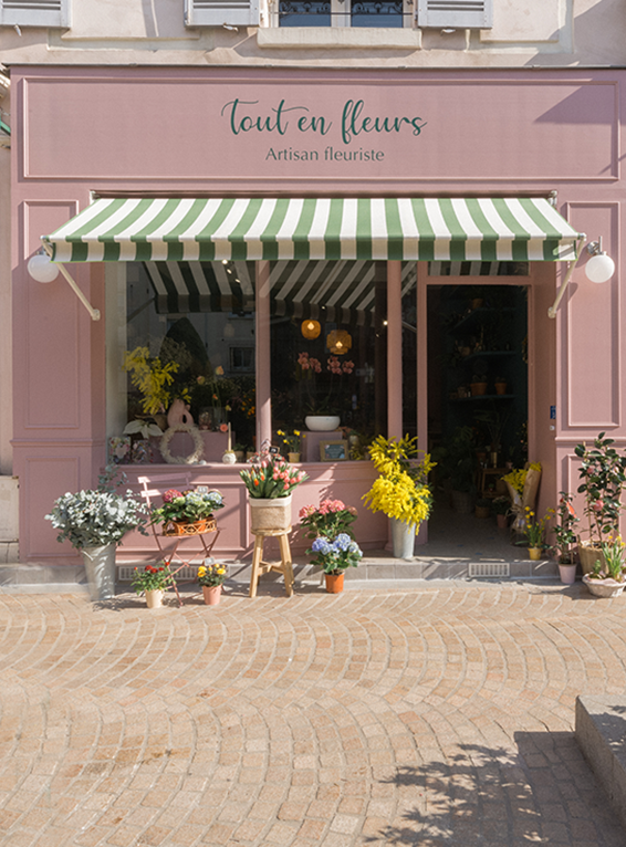 Adhesifs et store pour Tout en fleurs, réalisés par Atelier Gambetta