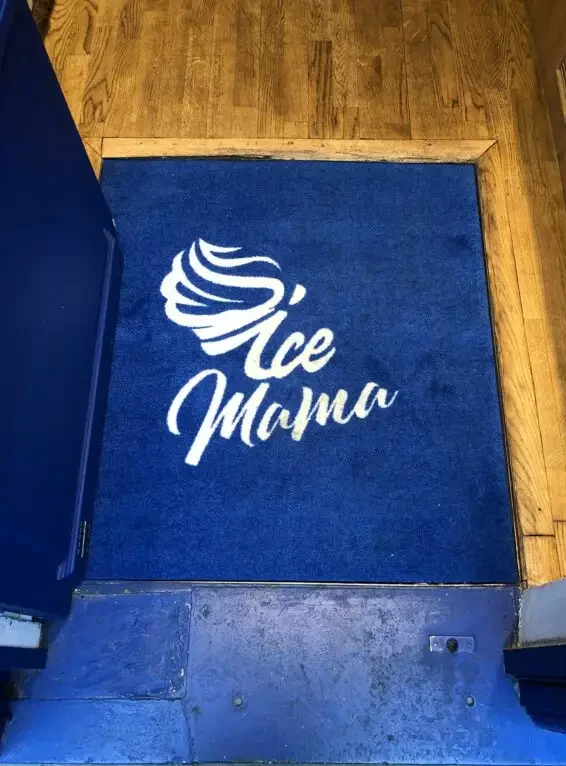 Tapis de sol personnalisé pour Ice Mama, réalisé par Atelier Gambetta