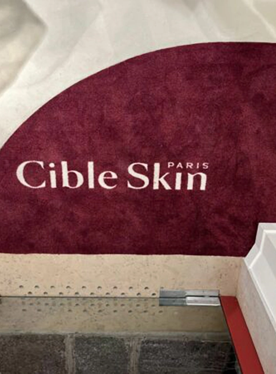 Tapis personnalisé pour Cible Skin, réalisé par Atelier Gambetta