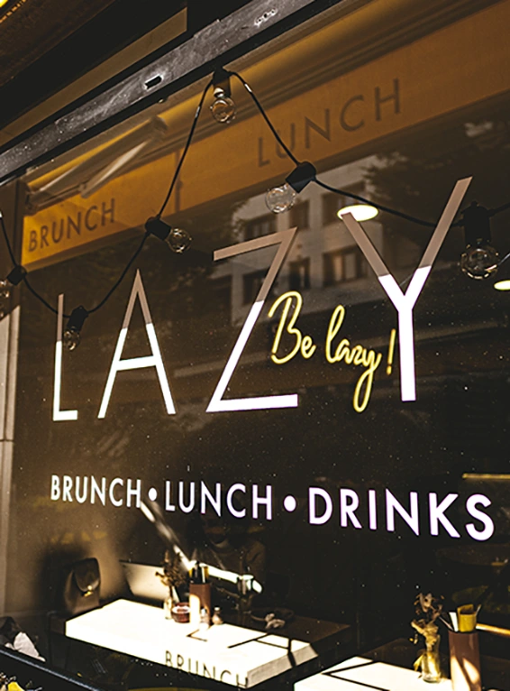 Vitrophanie pour Lazy brunch, réalisée par Atelier Gambetta