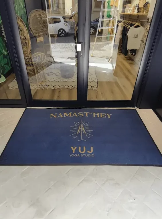 Tapis de sol personnalisé par Yuj, réalisé par Atelier Gambetta