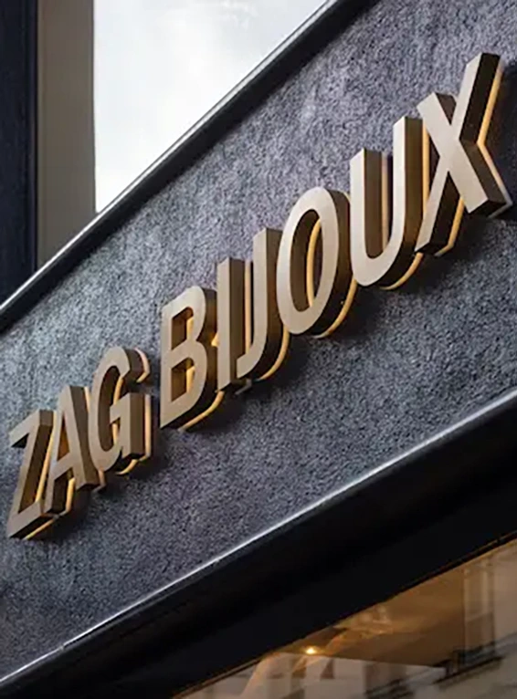 Lettres découpées lumineuses pour Zag Bijoux, réalisées par Atelier Gambetta